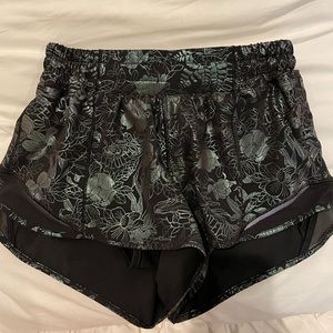 Lululemon Hotty Hot 2.5 shorts